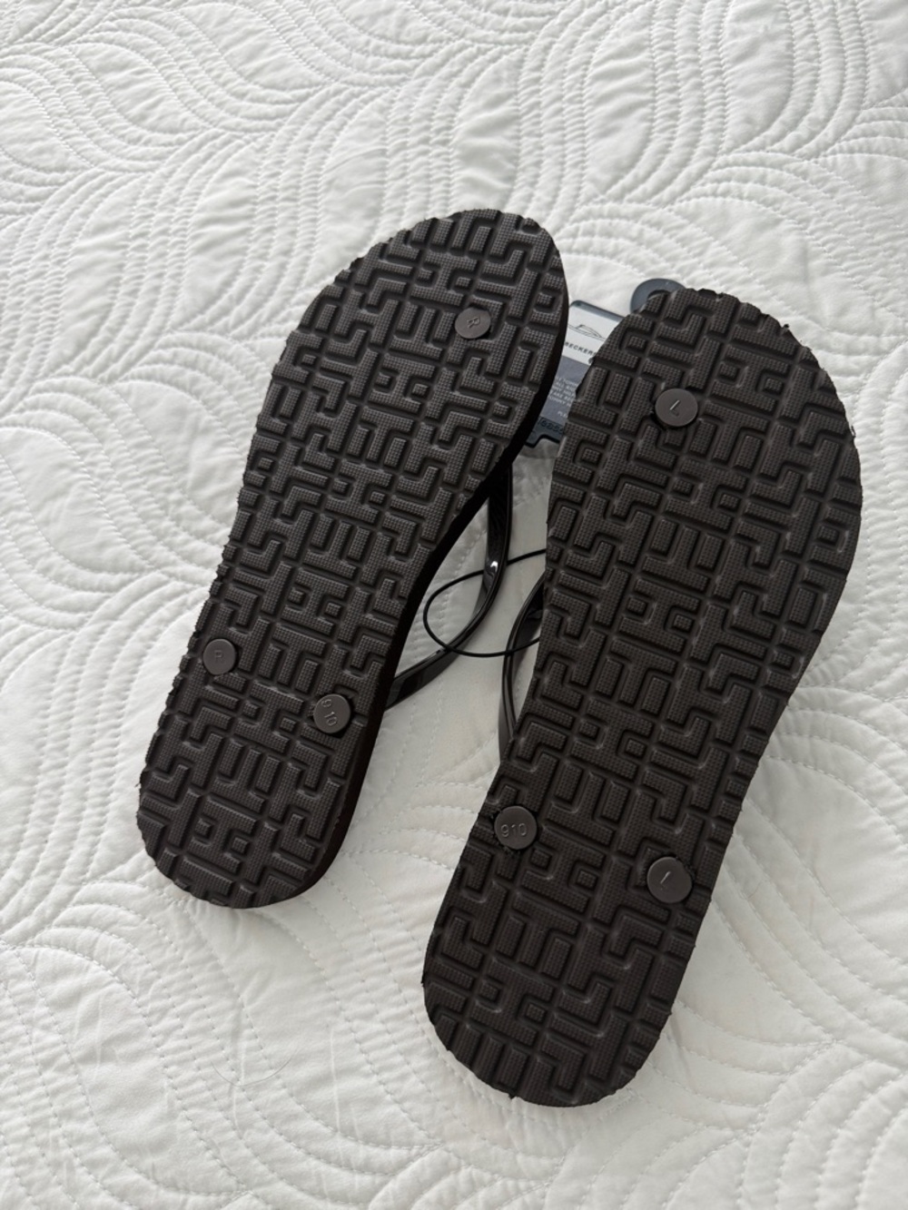 Tommy Hilfiger Black & White Monogram Flip Flops with Gold Tone Logo - Picture 2 of 3